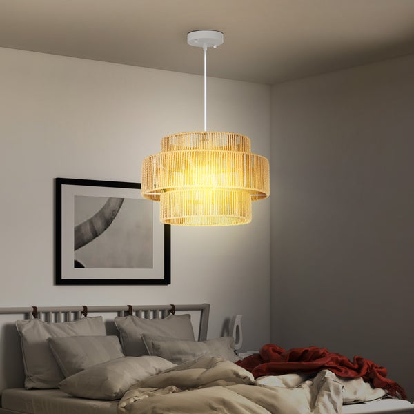 Hängelampe im Schlafzimmer mit geflochtenem Lampenschirm und modernem Design.