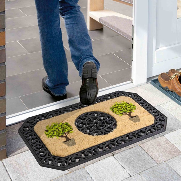 Fußabtreter mit Baumdesign und Person, die darauf tritt.