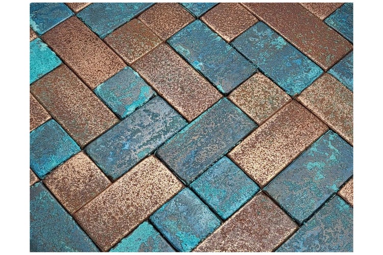 Nahaufnahme von Verbundpflastersteinen in Fischgrätmuster