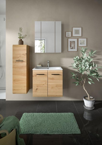 Modernes Badezimmer mit hängendem Waschtischunterschrank in Eichenoptik, Waschbecken, Spiegelschrank und passendem Hochschrank.