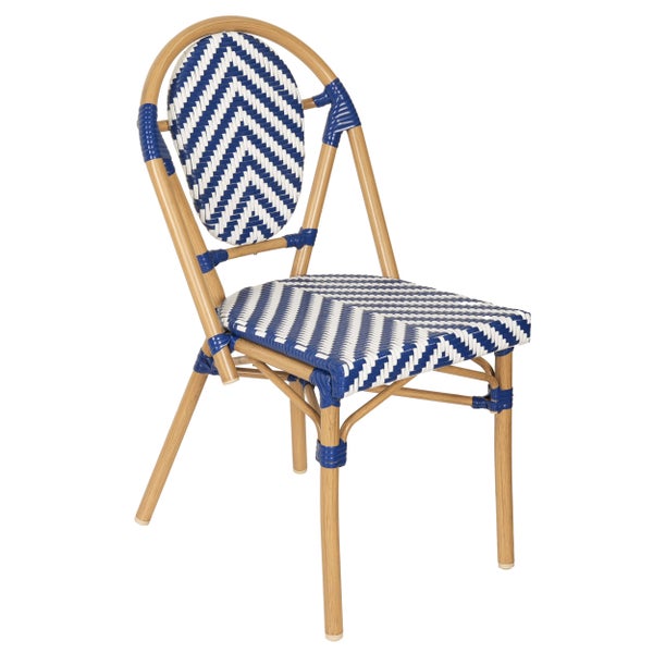 Bistrostuhl mit Rahmen in heller Holzoptik und blau-weißem Geflechtmuster auf Sitzfläche und ovaler Rückenlehne.