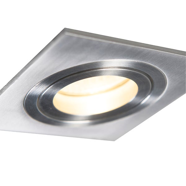 Quadratischer Einbaustrahler aus gebürstetem Metall mit eingeschalteter Lichtquelle.