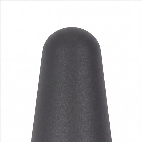 Detailaufnahme eines schwarzen Gartenpfahls.