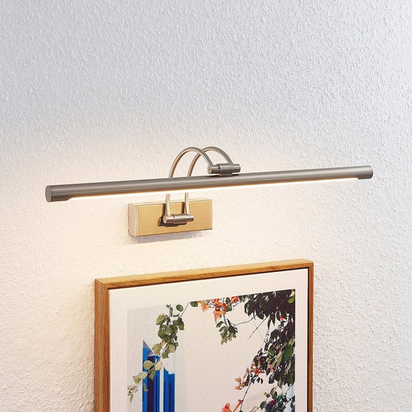 Helle LED-Bilderleuchte aus Metall zur Beleuchtung eines im Holzrahmen gefassten Bildes an einer strukturierten Wand.