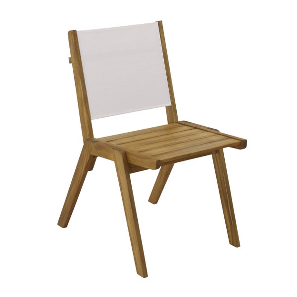Gartenstuhl aus Holz mit weißer Textil-Rückenlehne und Sitzfläche aus Holzlatten.