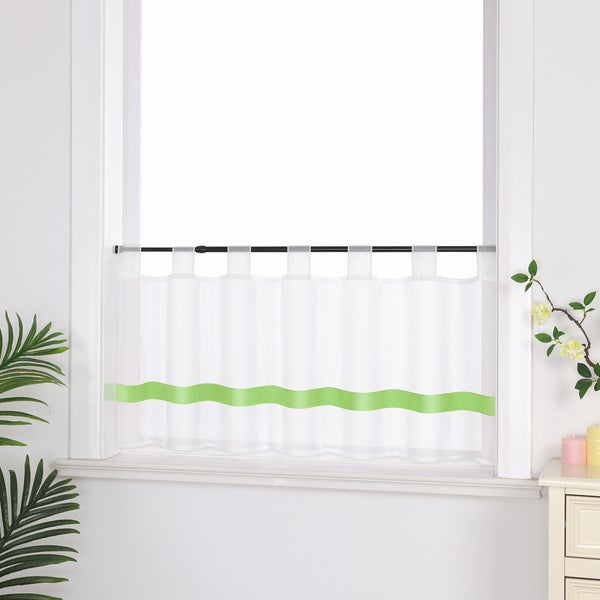 Gardine mit Schlaufenaufhängung und grüner Zierde vor einem Fenster