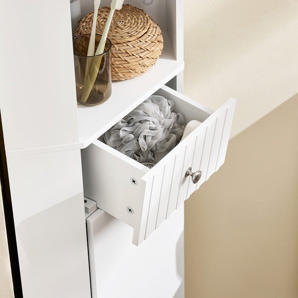 Detailansicht eines weißen Badezimmerschranks mit offener Schublade, gefüllt mit Badeschwamm und Seife