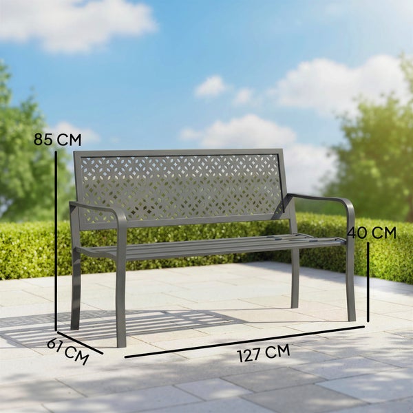Nahaufnahme einer Metall-Rückenlehne mit geometrischem Lochmuster für Gartenstühle.