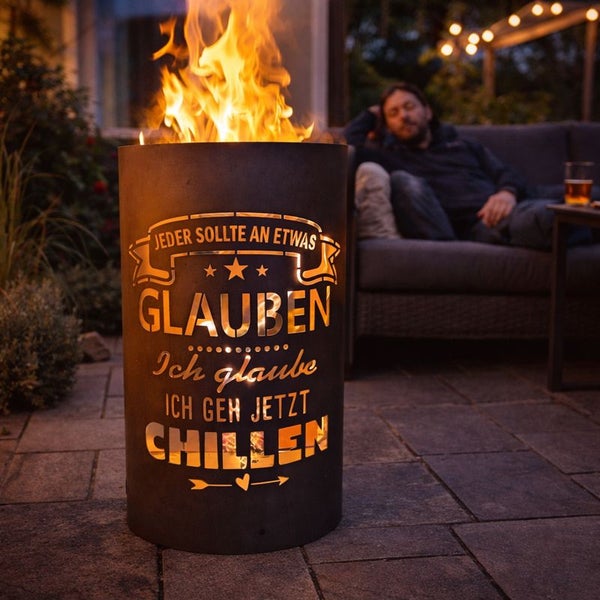 Feuersäule mit dem Schriftzug Jeder sollte an etwas glauben. Ich glaube ich geh jetzt chillen im Außenbereich.