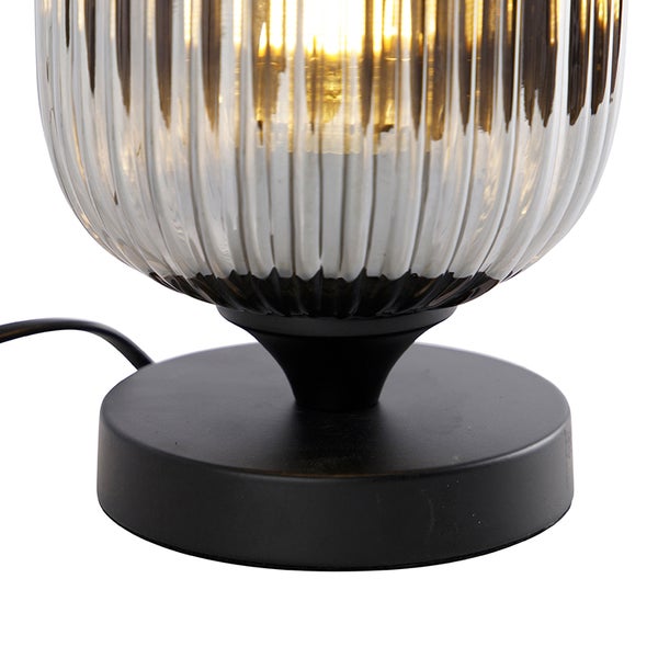 Tischleuchte mit geriffeltem Glasschirm und schwarzem Sockel