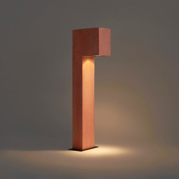 Moderne Sockelleuchte aus Beton mit integrierter LED Beleuchtung für den Außenbereich