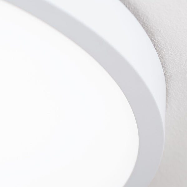 Detailaufnahme einer runden, weißen Deckenleuchte