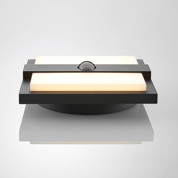 Quadratische Außenwandleuchte mit Bewegungsmelder, anthrazitfarbenes Gehäuse mit zwei weißen Lichtflächen.