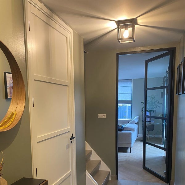 Flur mit Spiegel, Tür und Deckenleuchte