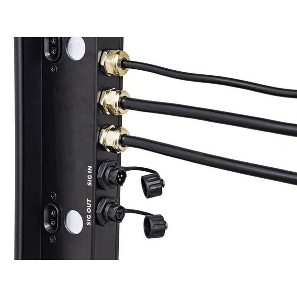 Detailansicht der Anschlüsse eines elektronischen Geräts mit Signal Eingang, Signal Ausgang, Kabelverschraubungen und Schutzkappen.