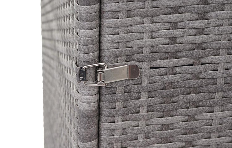 Detailaufnahme eines grauen Rattan-Gartenmöbels mit Metallverschluss