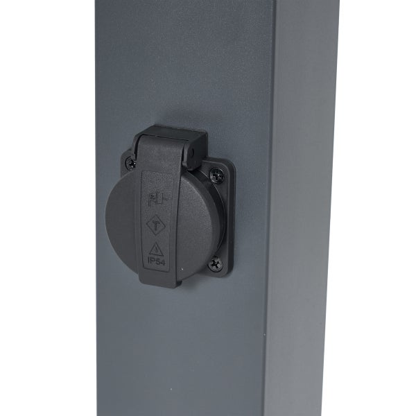 Außensteckdose mit Klappdeckel und Schutzart IP54, an einem Pfosten montiert.