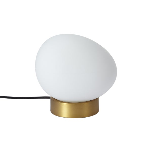 Tischleuchte mit eiförmigem weißem Glasschirm und goldfarbenem zylindrischem Metallfuß.
