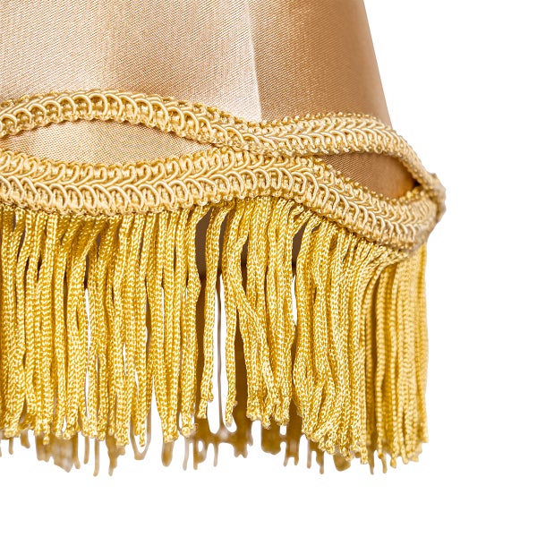 Detailaufnahme eines Lampenschirms mit Fransen.