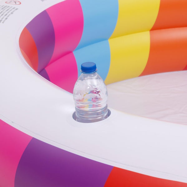 Aufblasbarer Pool mit Getränkehalterung und einer Flasche Wasser als Größenvergleich
