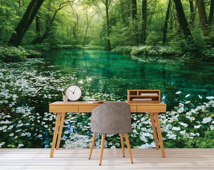Fototapete mit Wald und See Motiv an einer Wand mit einem Schreibtisch und Stuhl