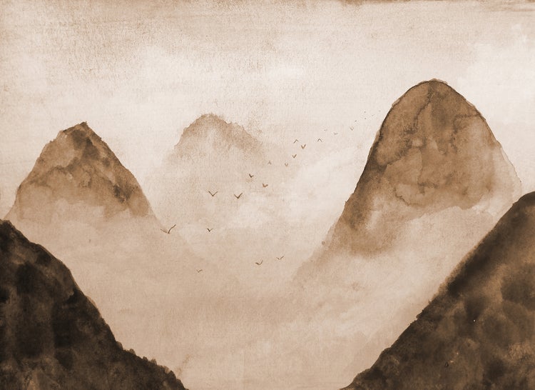Wandbild mit Aquarell-Bergsilhouetten und fliegenden Vögeln in nebliger Landschaft.