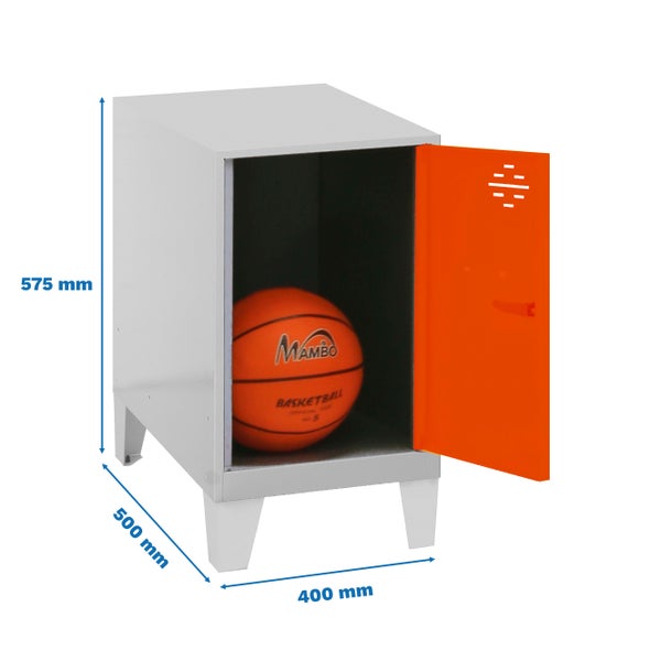 Metallschrank mit geöffneter Tür und einem Basketball darin, Abmessungen 575 mm hoch, 500 mm tief und 400 mm breit.