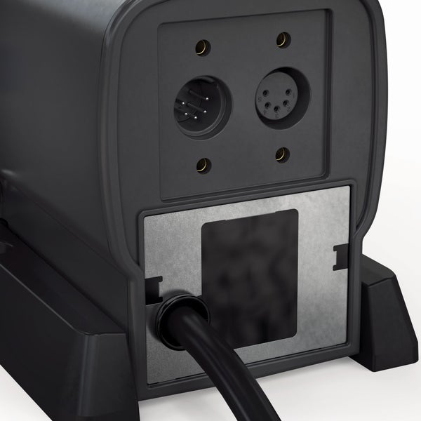 Rückseite einer Ladestation mit zwei runden Steckanschlüssen, Metallplatte und Netzkabel.