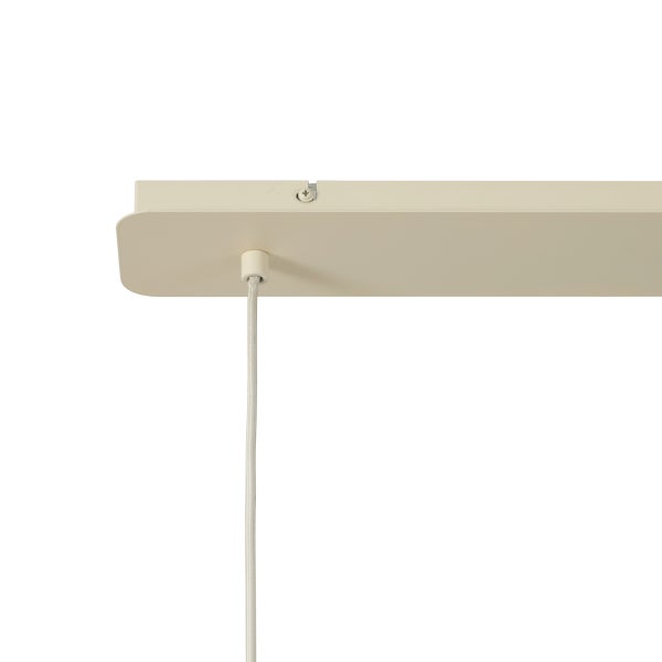 Rechteckige Deckenhalterung aus Metall für eine Pendelleuchte mit herabhängendem Textilkabel.