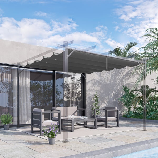 Moderne Terrasse mit einer Pergola mit ausziehbarem grauem Textildach über einer grauen Loungegruppe aus Metall auf hellen Steinplatten.