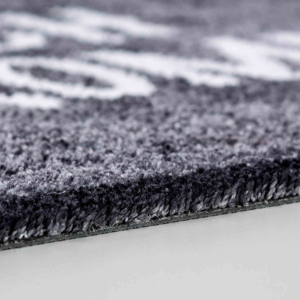 Detailansicht eines Teppichs mit strukturierter Oberfläche und erkennbarem Flor.