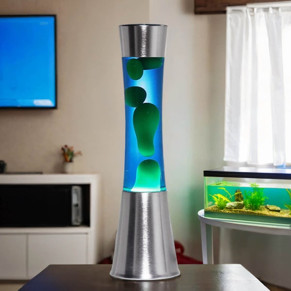 Dekorative Lavalampe mit silberfarbenem Sockel und grünen Wachsblasen in blauer Flüssigkeit