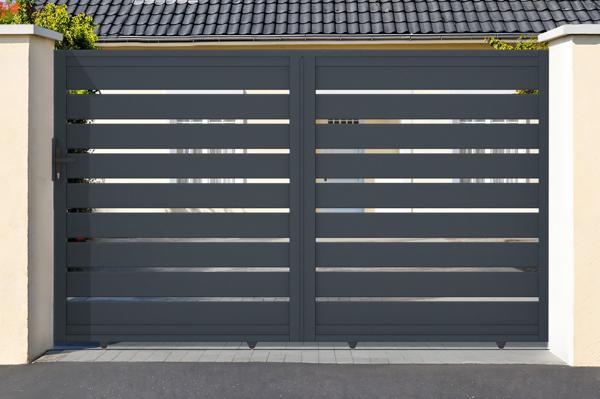 Horizontale Schiebetor mit Lattenzaun zwischen zwei Säulen