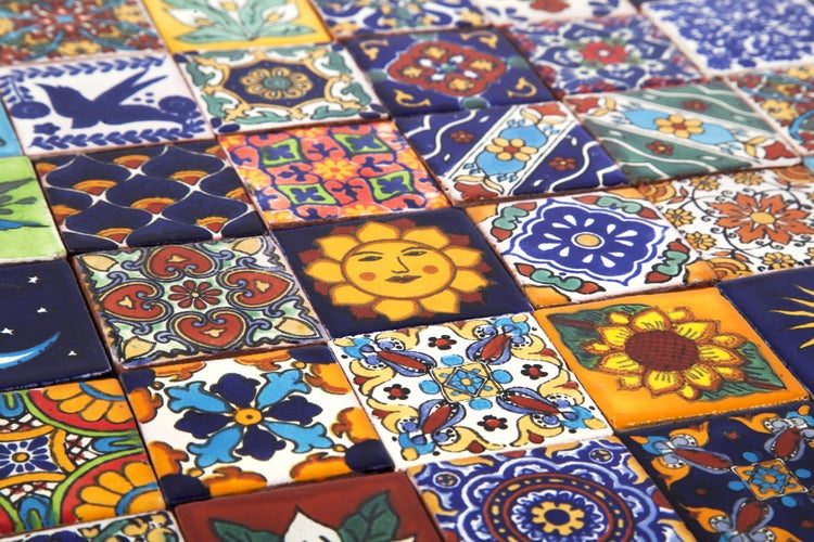 Fliesenmuster mit floralen und symbolischen Motiven für Wand- und Bodenbeläge