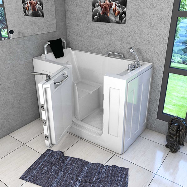 Barrierefreie Badewanne mit offener Tür und integriertem Sitz im Badezimmer