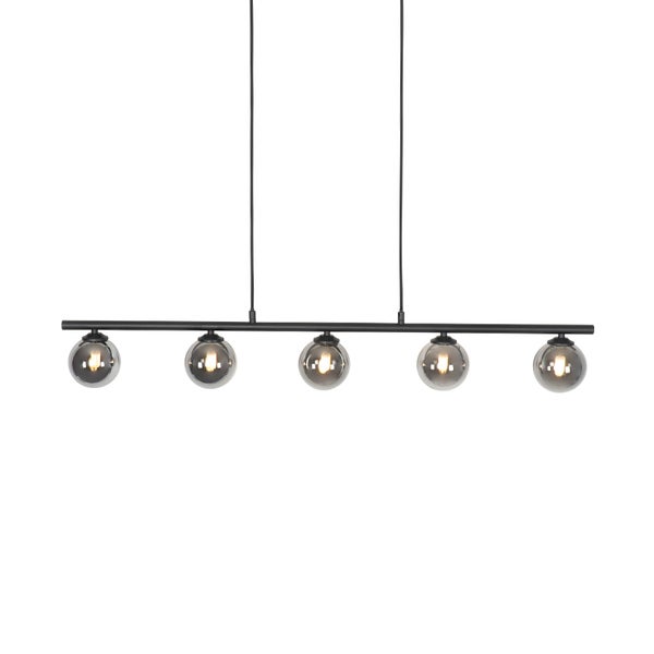 Pendelleuchte mit fünf Glaskugeln an einer schwarzen Stange