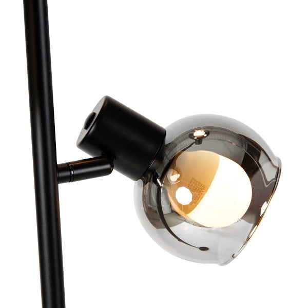 Detailansicht einer Leuchte mit rauchgrauem Glasschirm und schwarzem Gestell