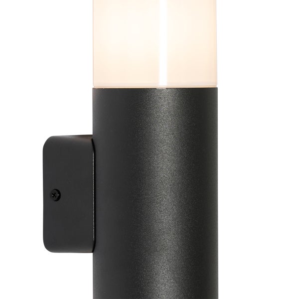 Außenwandleuchte mit zylindrischem Gehäuse aus schwarzem Metall und beleuchtetem Diffusor.