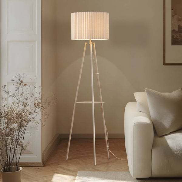 Stehlampe mit Stoffschirm und Holzfuß im Wohnzimmer