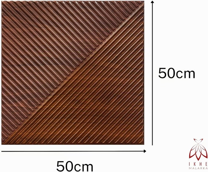 Quadratisches Wandpaneel mit strukturierter Oberfläche in Holzoptik, Maße 50 mal 50 Zentimeter, Ikhe Malarka Logo.