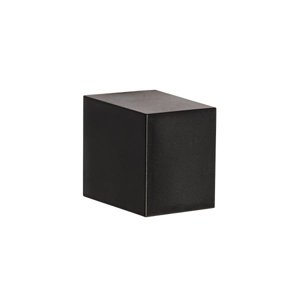 Schwarze Wandleuchte in Würfelform mit matter Oberfläche.