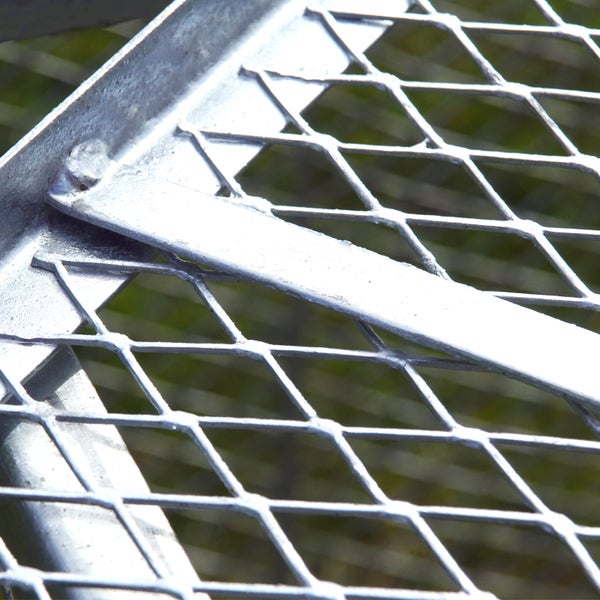 Detailaufnahme eines Metallgitterrosts