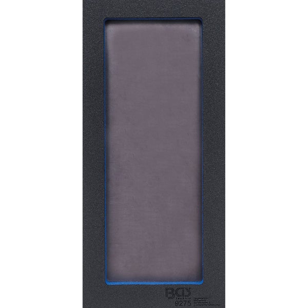 Modernes Balkonset mit weißem Gartentisch aus Lamellen und zwei grünen gerippten Stühlen auf einer hellen Terrasse mit Meerblick.