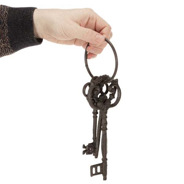 Hand hält Bund mit drei antiken Schlüsseln