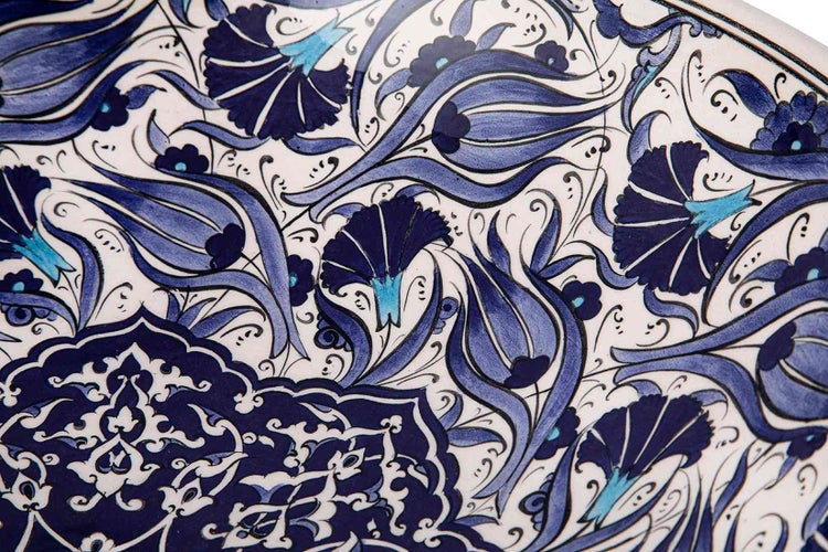 Detailansicht einer Keramik mit floralem Muster