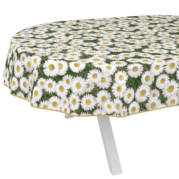 Tisch mit Tischdecke mit Gänseblümchenmuster