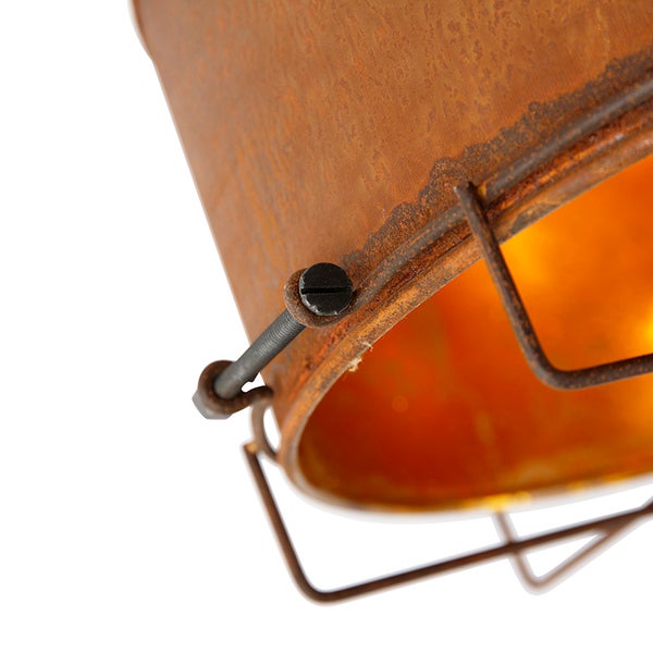 Detailansicht einer rostfarbenen Lampe mit Metallelementen