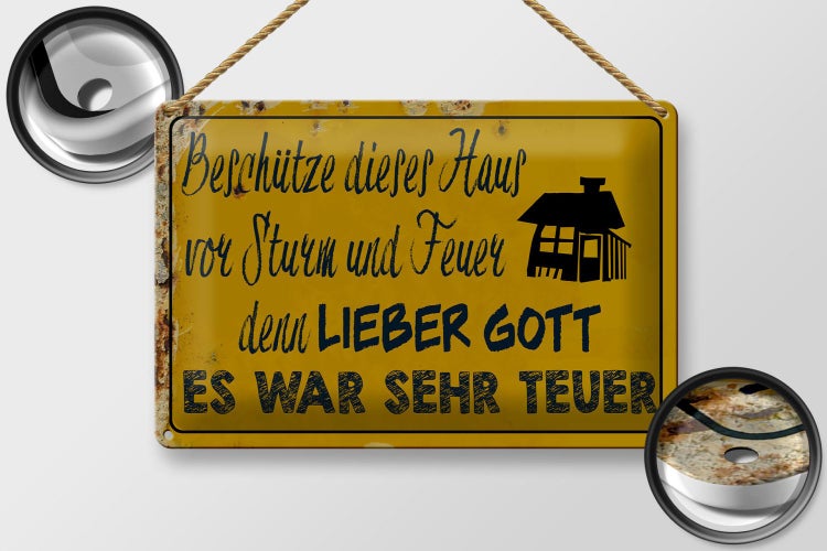 Metallschild mit der Aufschrift: Beschütze dieses Haus vor Sturm und Feuer, denn lieber Gott, es war sehr teuer.