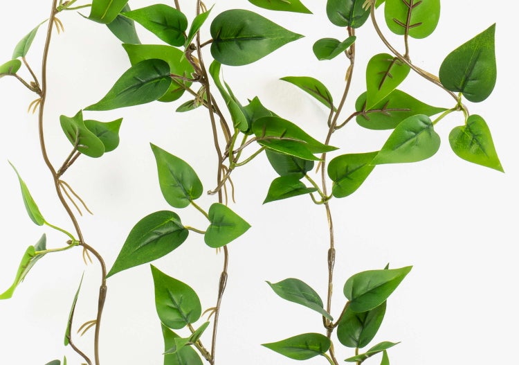 Kunstranke mit grünen Blättern aus Kunststoff.