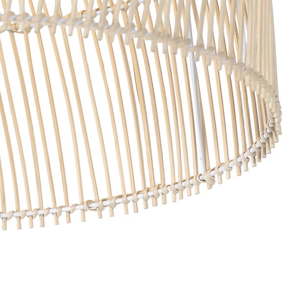 Detailansicht einer Pendelleuchte aus Rattan und Metall